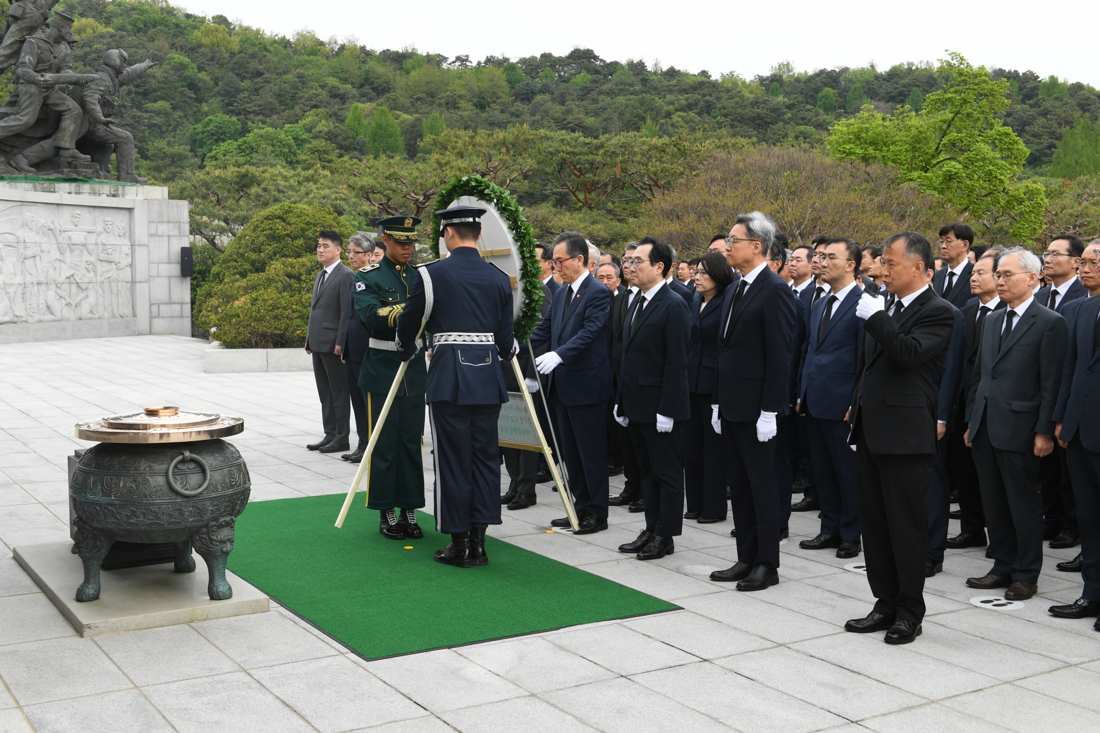 외무부장관 및 재외공관장 참배(2024.4.22.) 첨부 이미지