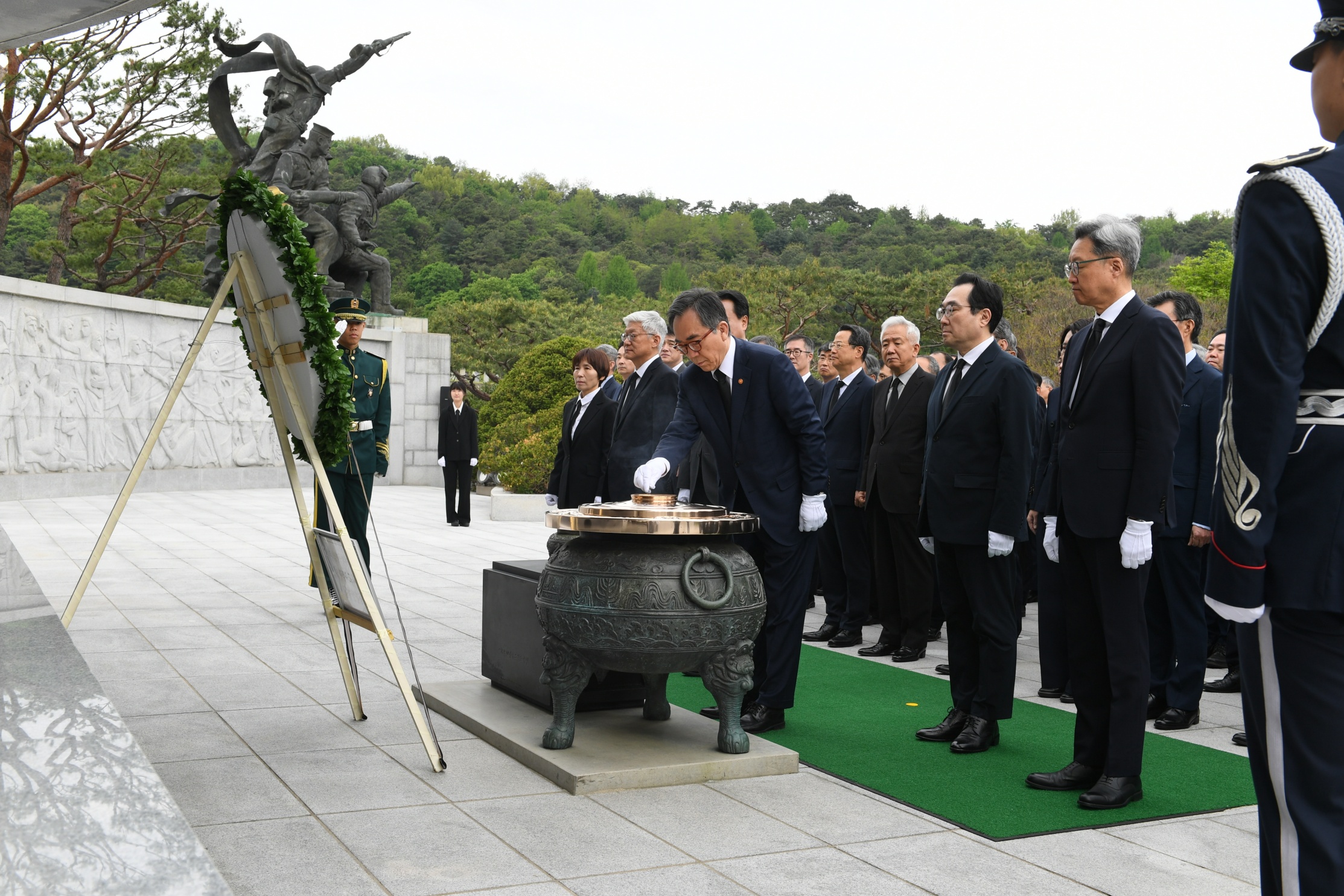 외무부장관 및 재외공관장 참배(2024.4.22.) 첨부 이미지