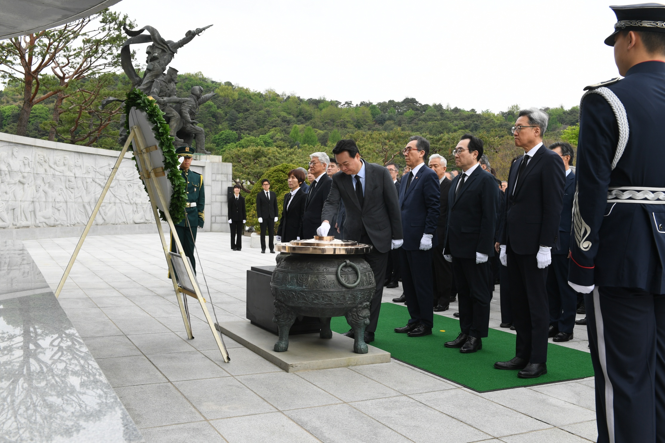 외무부장관 및 재외공관장 참배(2024.4.22.) 첨부 이미지