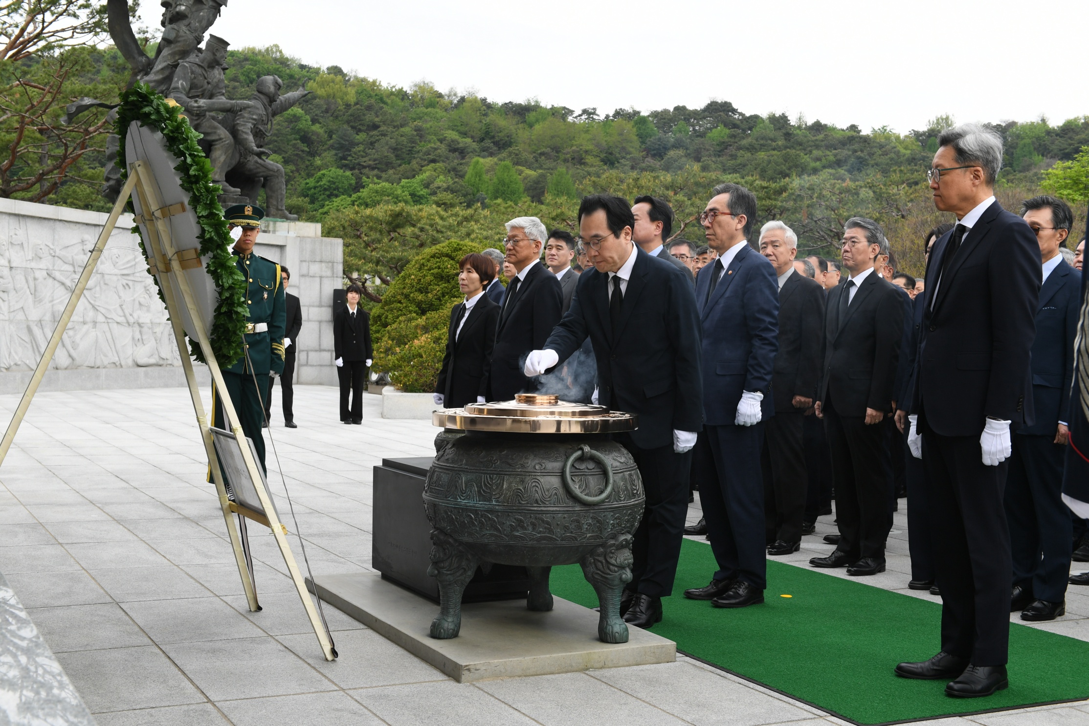 외무부장관 및 재외공관장 참배(2024.4.22.) 첨부 이미지