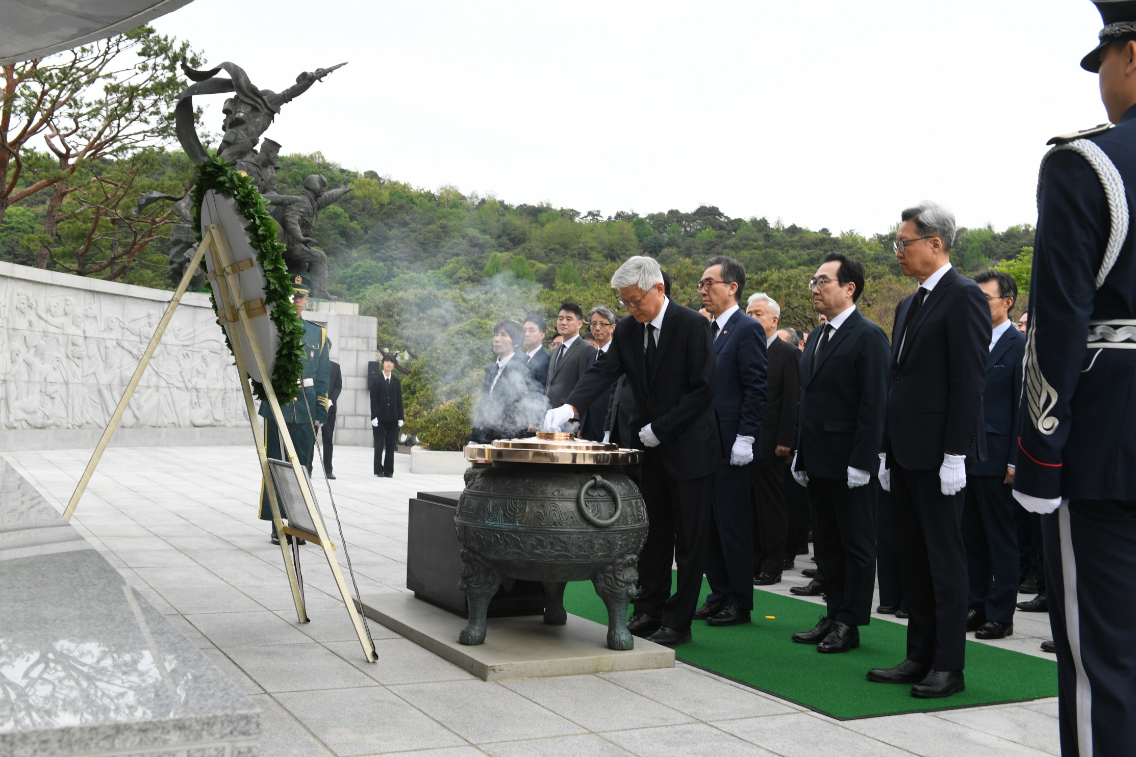 외무부장관 및 재외공관장 참배(2024.4.22.) 첨부 이미지