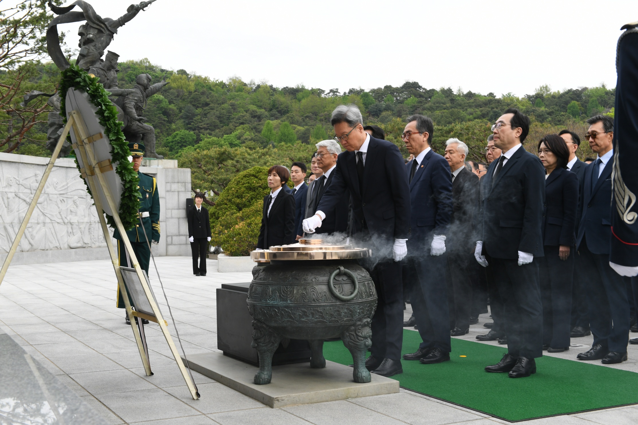 외무부장관 및 재외공관장 참배(2024.4.22.) 첨부 이미지