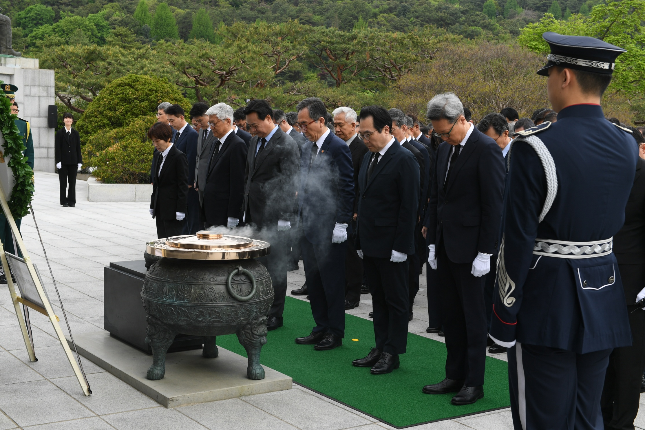 외무부장관 및 재외공관장 참배(2024.4.22.) 첨부 이미지