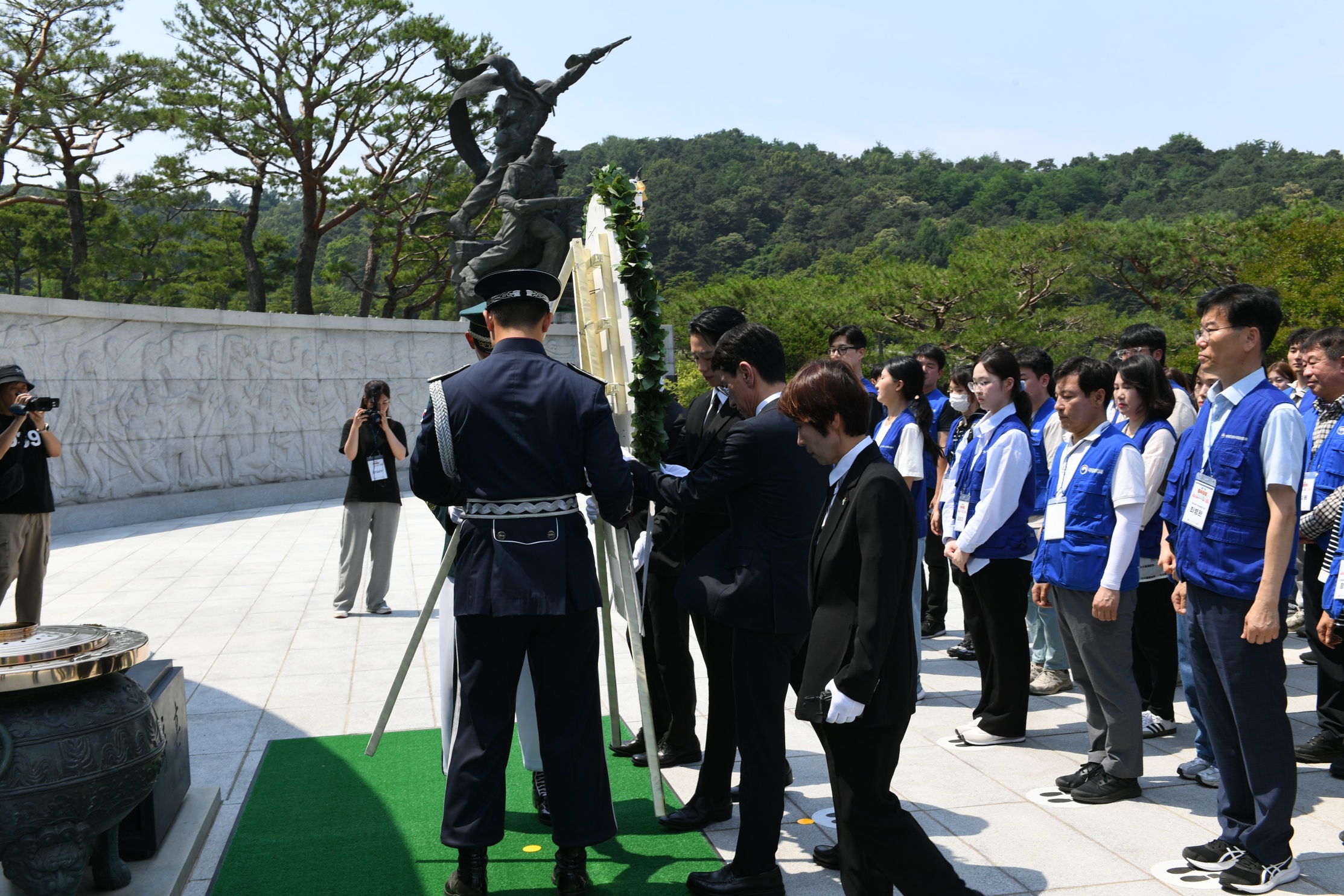 기획재정부 차관, 배우 정해인과 동행복권 행복공감 봉사단 참배(24.6.13.) 첨부 이미지