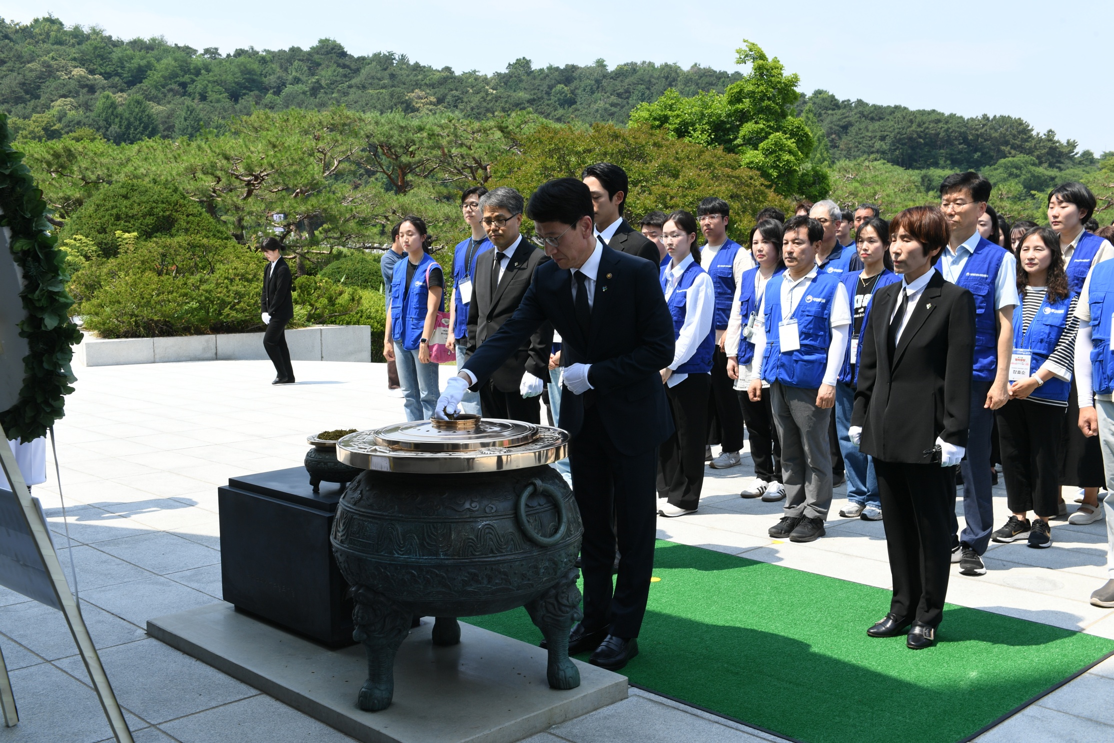 기획재정부 차관, 배우 정해인과 동행복권 행복공감 봉사단 참배(24.6.13.) 첨부 이미지