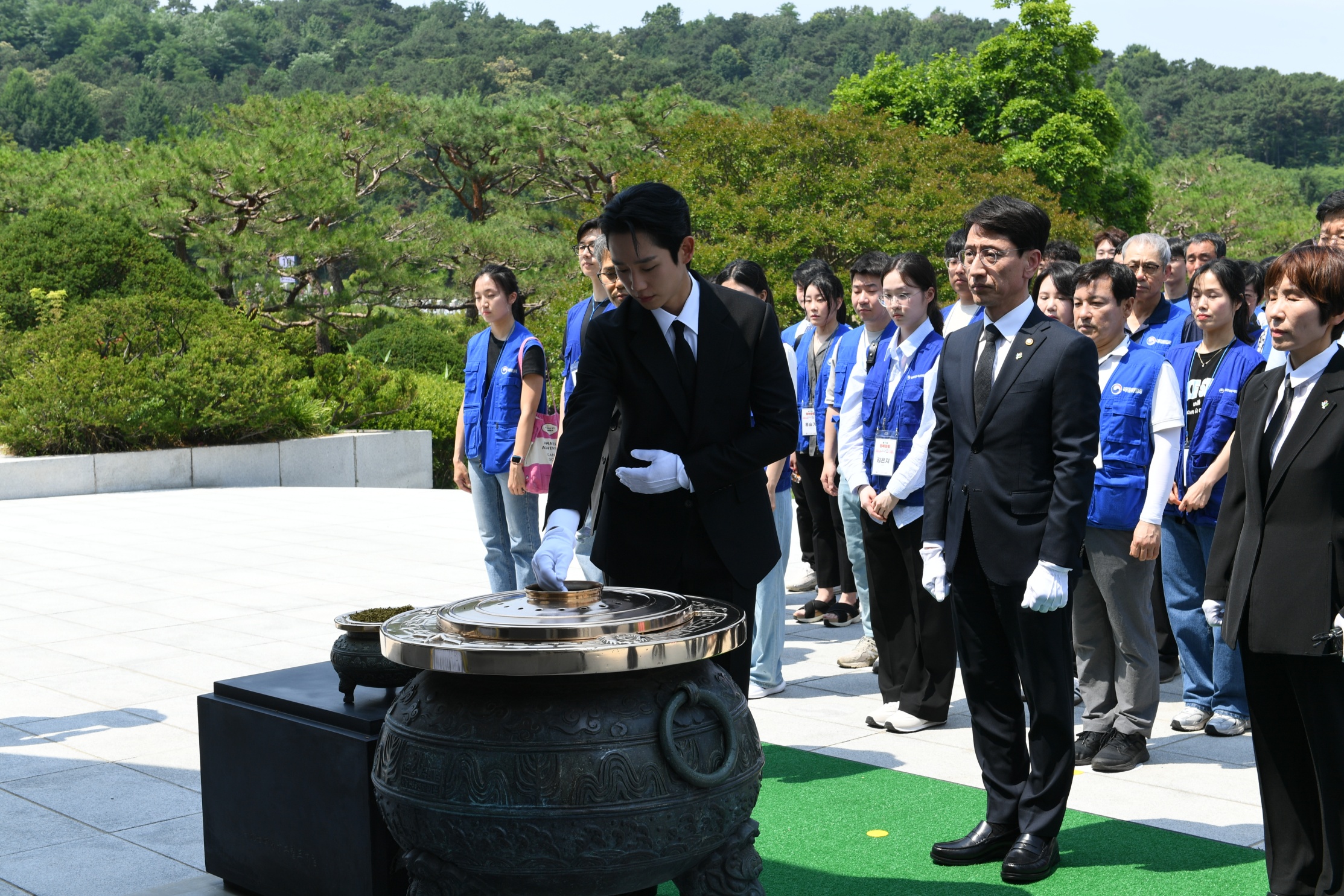 기획재정부 차관, 배우 정해인과 동행복권 행복공감 봉사단 참배(24.6.13.) 첨부 이미지