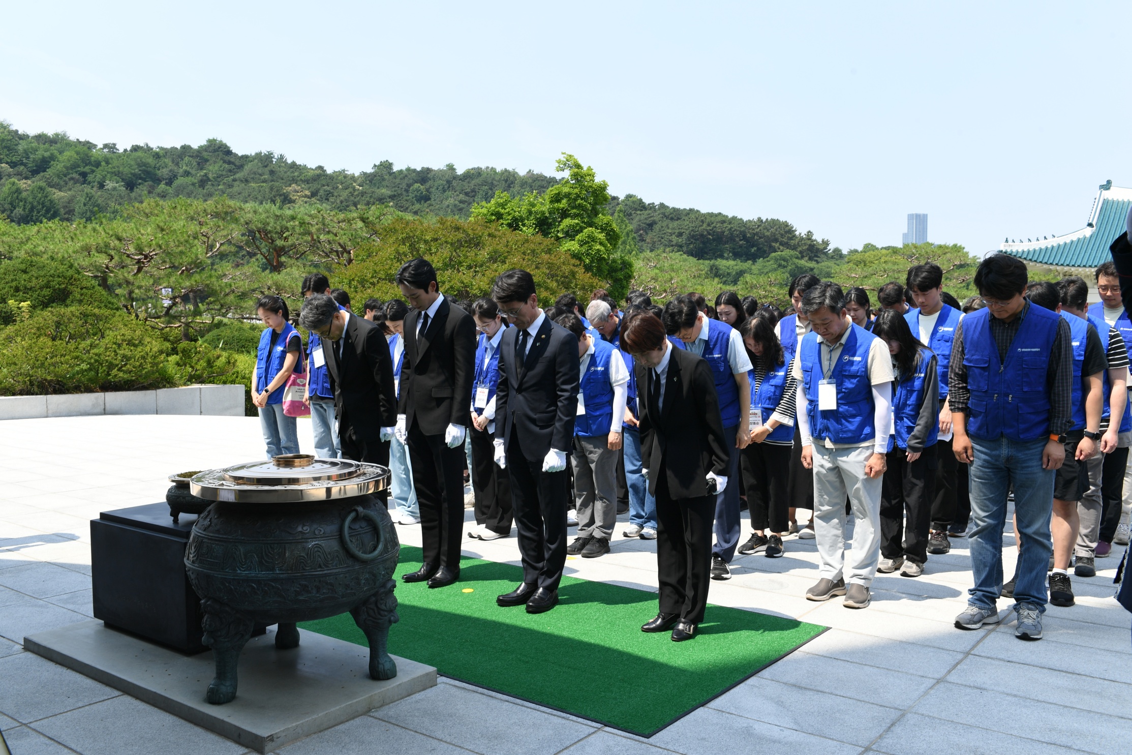 기획재정부 차관, 배우 정해인과 동행복권 행복공감 봉사단 참배(24.6.13.) 첨부 이미지