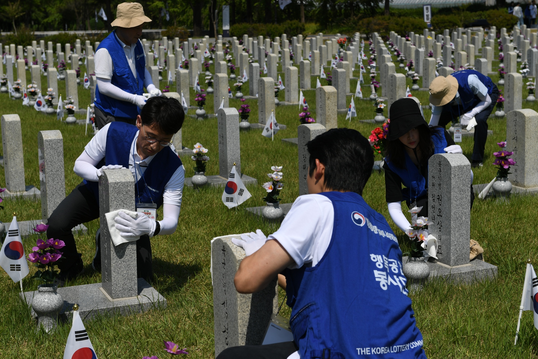 기획재정부 차관, 배우 정해인과 동행복권 행복공감 봉사단 참배(24.6.13.) 첨부 이미지